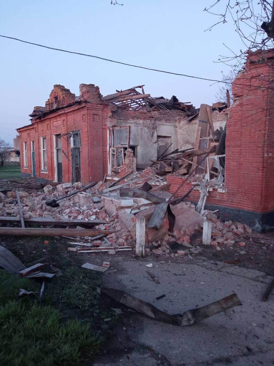 Россия ночью атаковала железную дорогу: под удар попали поезд и вокзал (фото)