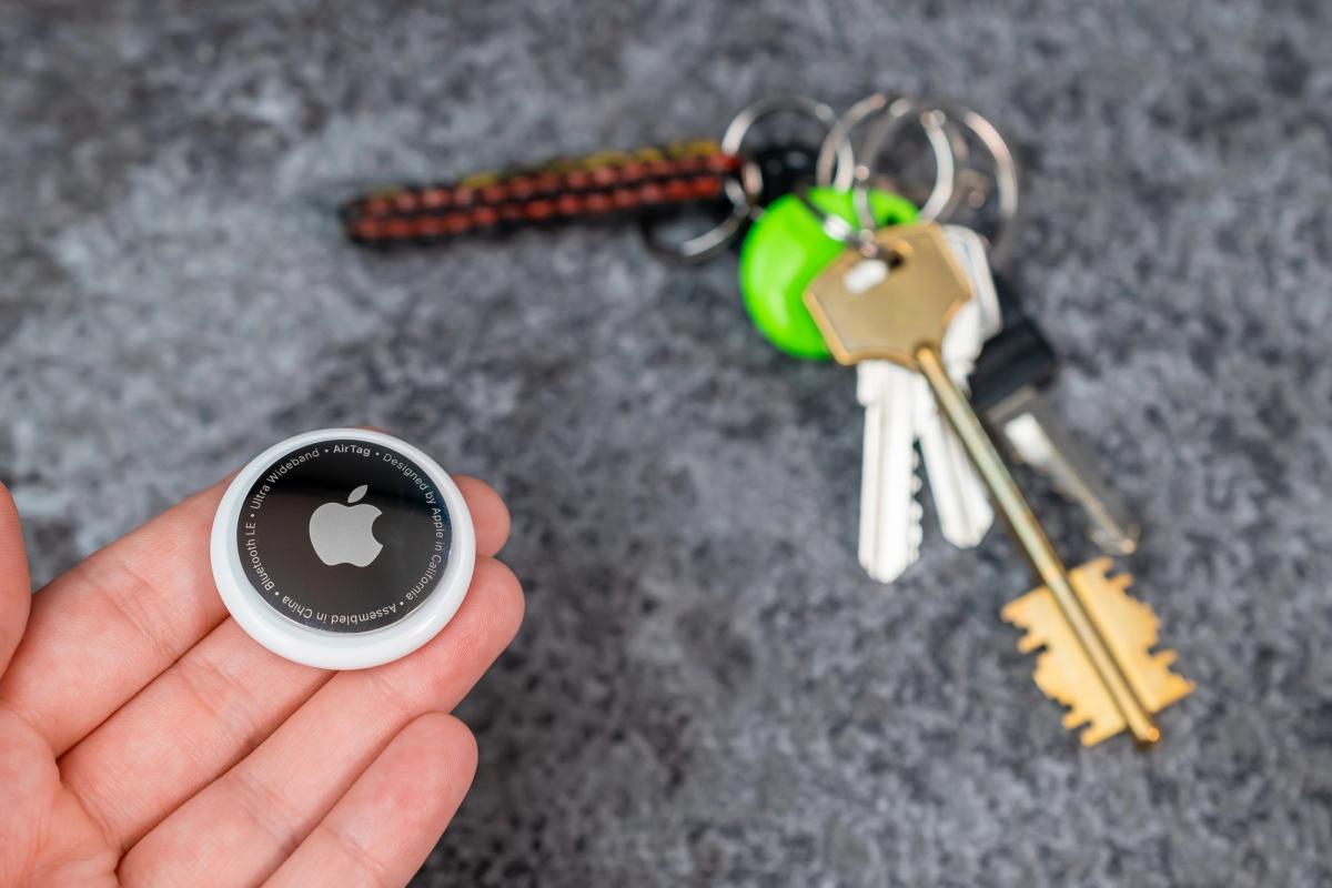 Невідомий AirTag поруч: як зрозуміти, що за вами стежать через трекер