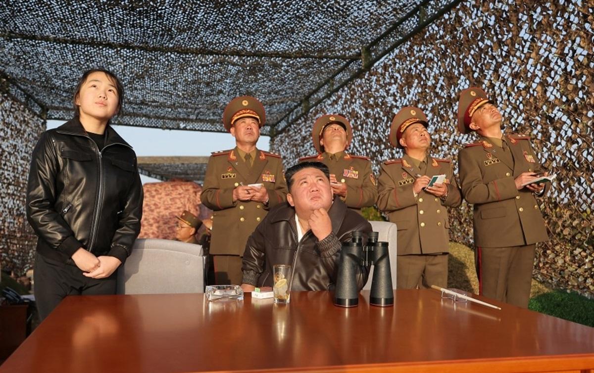 Ким Чен Ын наблюдал за пуском ракет с кассетными боеприпасами вместе с дочерью-наследницей