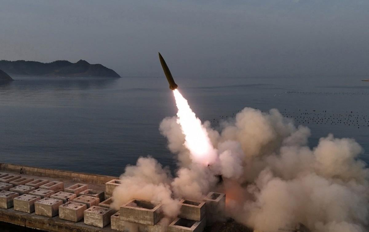 Ким Чен Ын наблюдал за пуском ракет с кассетными боеприпасами вместе с дочерью-наследницей