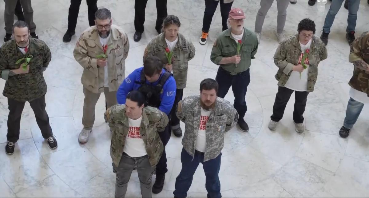 В США арестовали десятки ветеранов во время митинга против войны в Иране, – The Hill