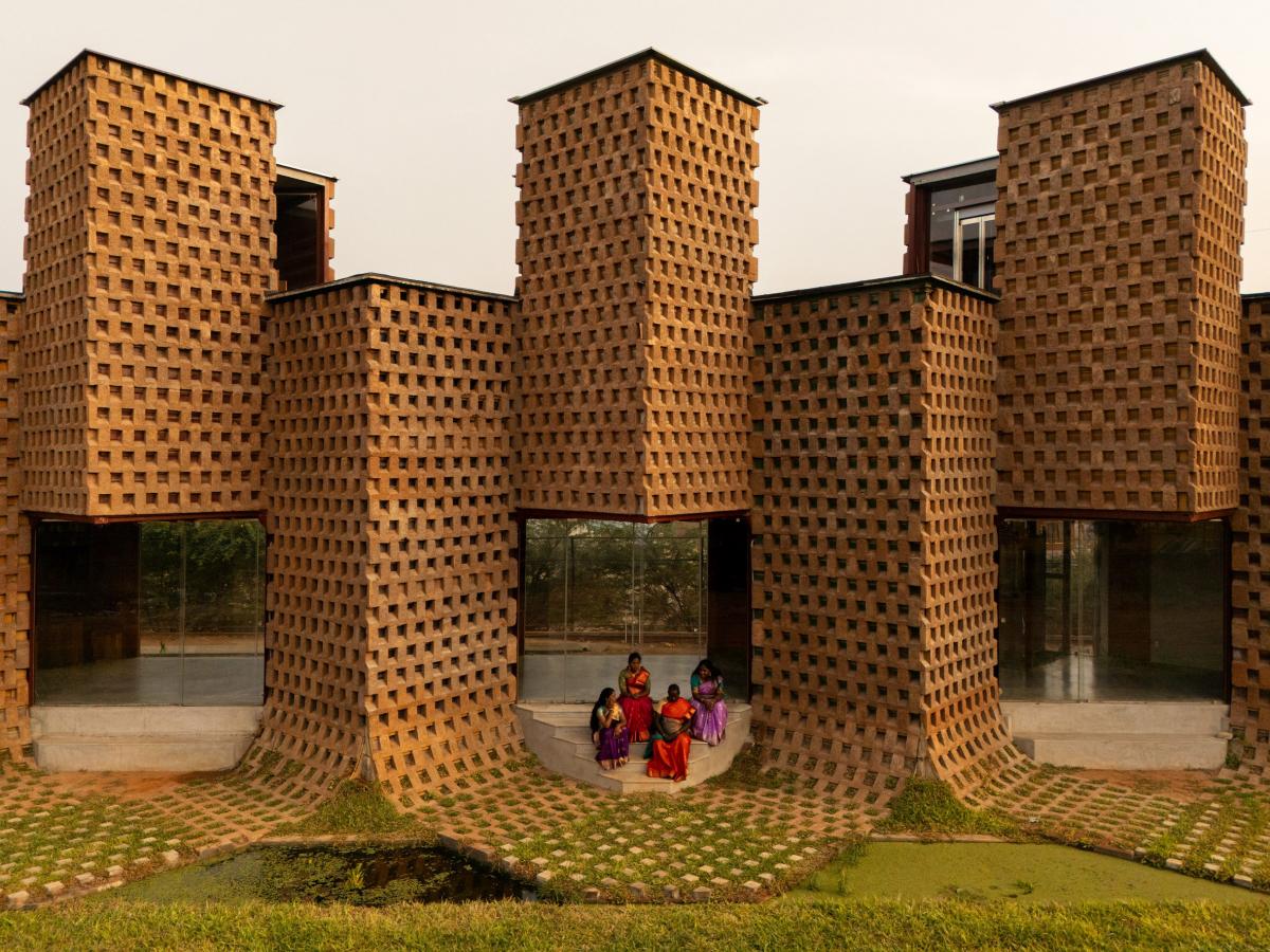 В Індії побудували незвичайний ресторан із морських контейнерів