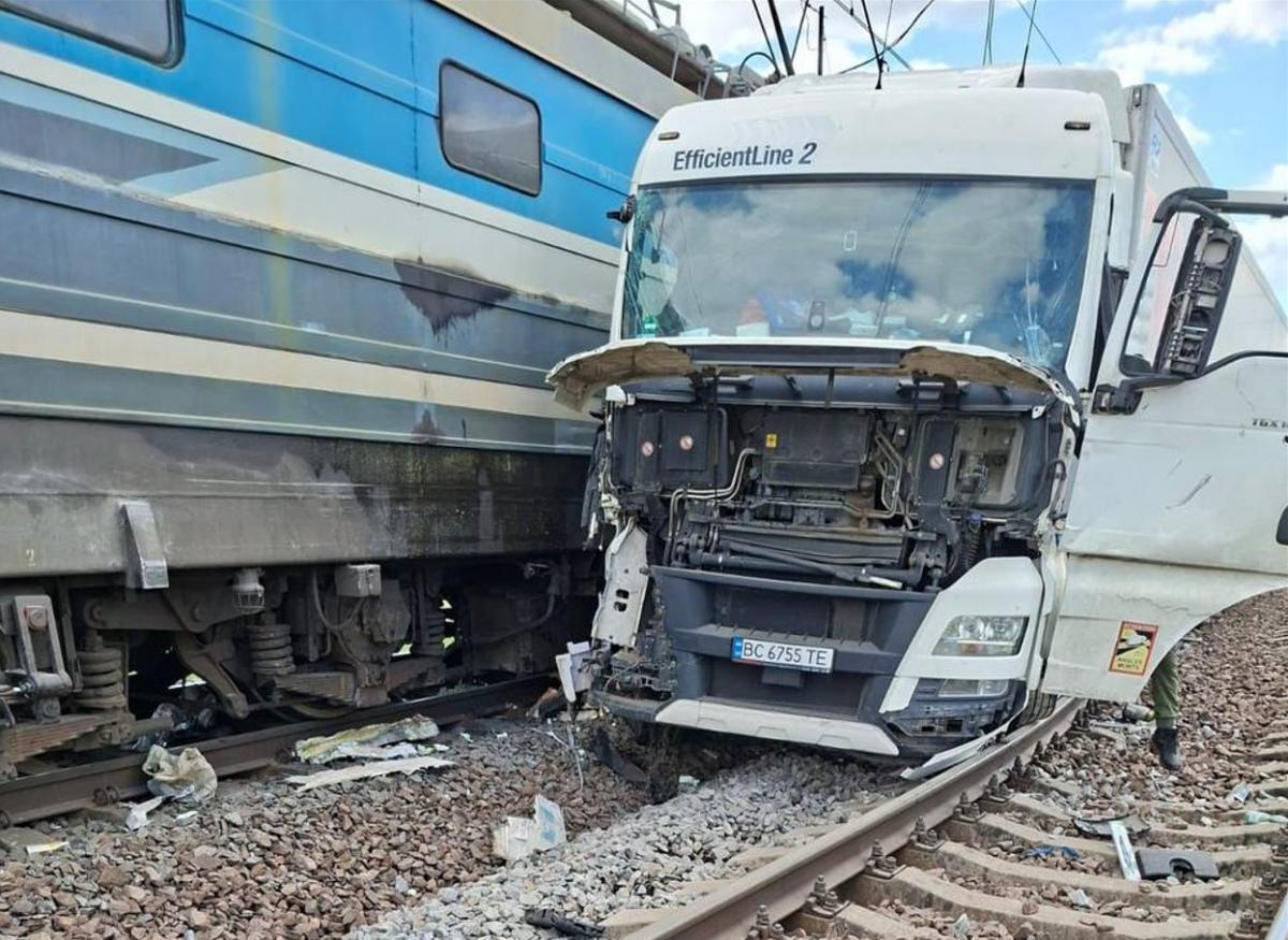 На Львівщині фура протаранила пасажирський потяг