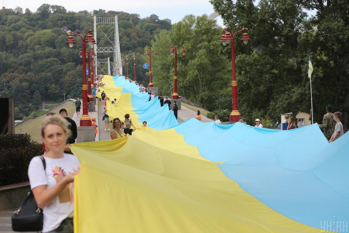 Скільки українців завжди спілкуються українською: нове дослідження