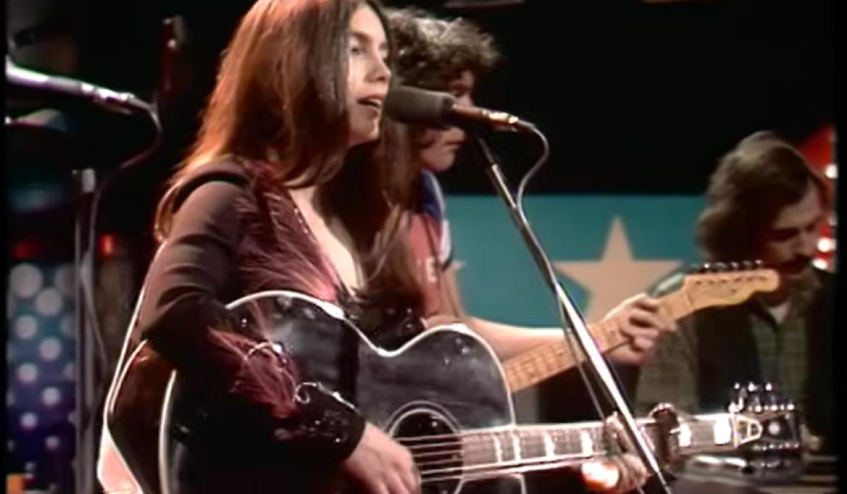 Хит 1975 года стал нестареющим гимном влюбленных: в чем его феномен