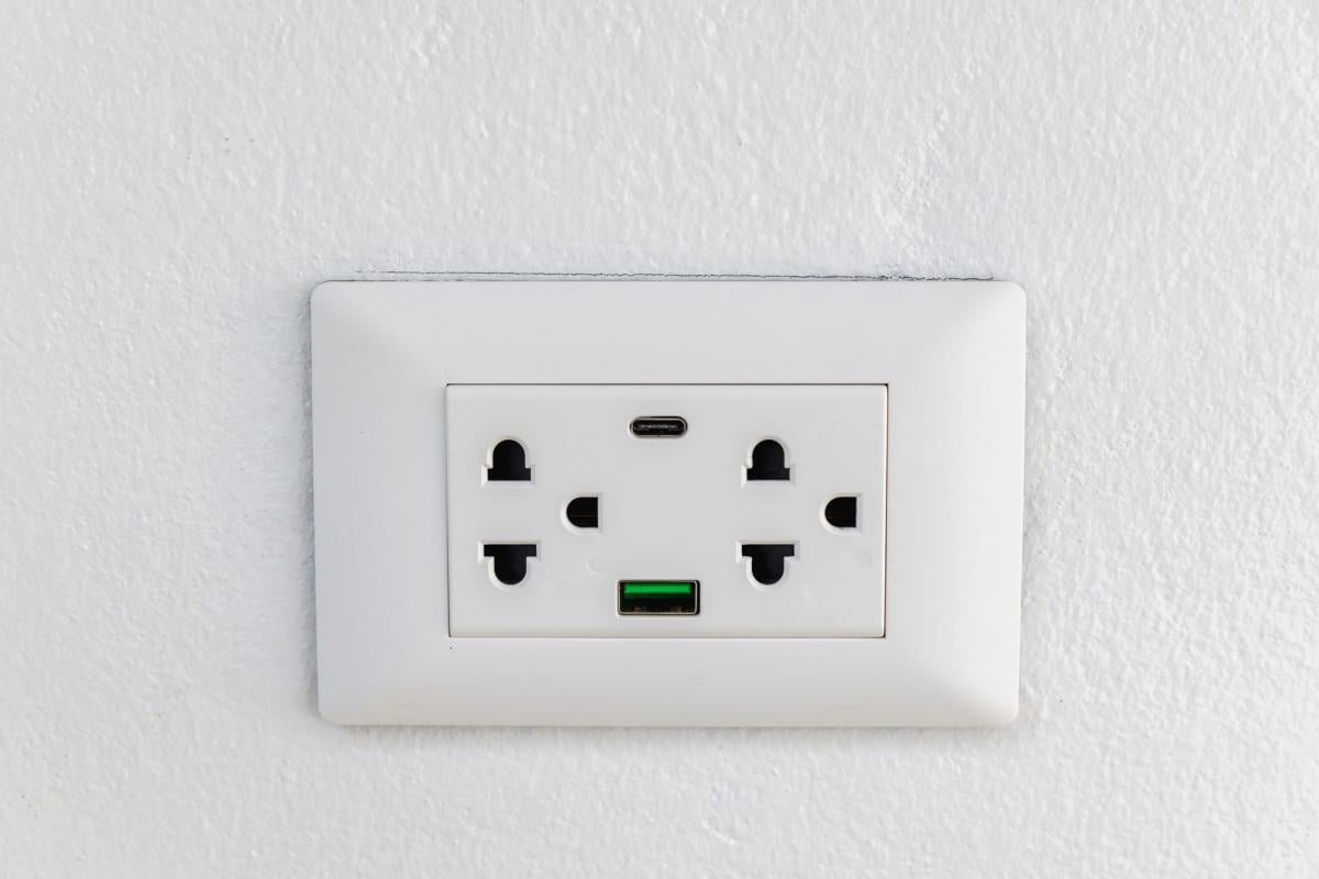 Чи можна заряджати телефон через USB-порт у розетці – і наскільки це безпечно