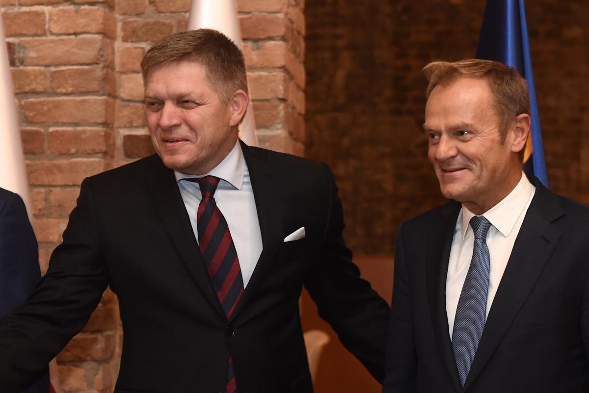 "Жодних росіян в кімнаті": Туск підколов Фіцо на саміті ЄС