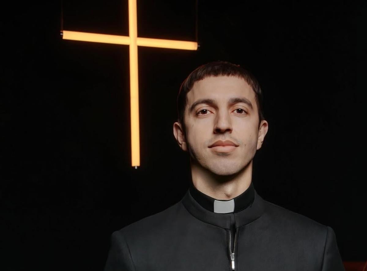 Ікони в келихах та образ священика: популярний співак потрапив у скандал через нову пісню