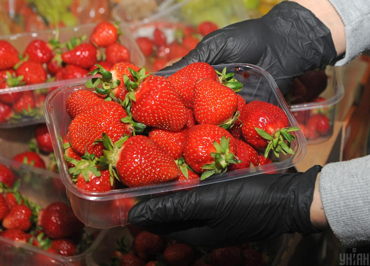 Ціни на полуницю в Україні обвалив імпорт: влітку ягода може здорожчати, – експертка