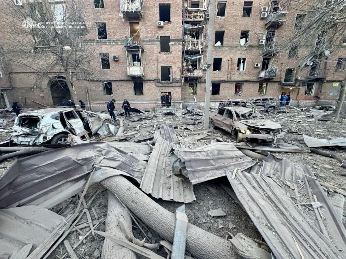 Жахлива атака на Дніпро: зруйновані будинки, є загиблі й дуже багато поранених