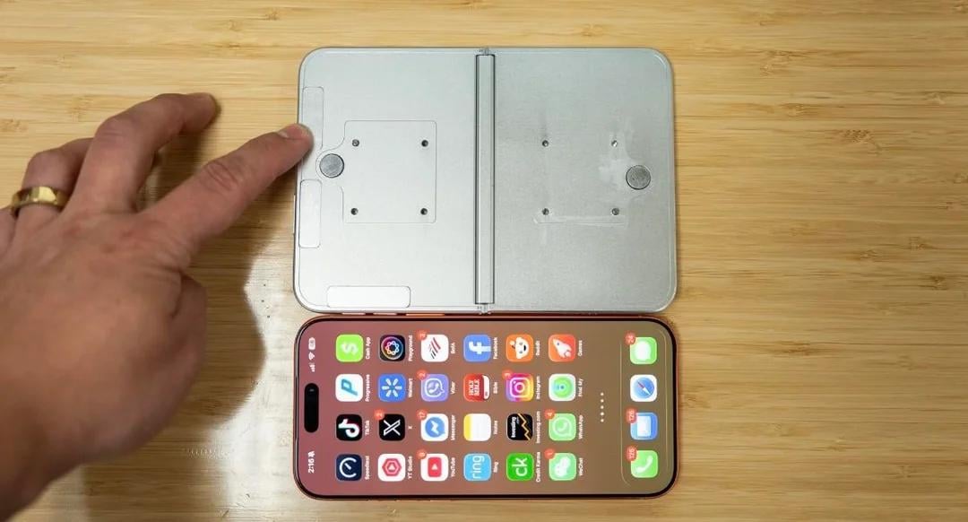 В сети сравнили размеры iPhone-'раскладушки' с другими новыми iPhone (фото)