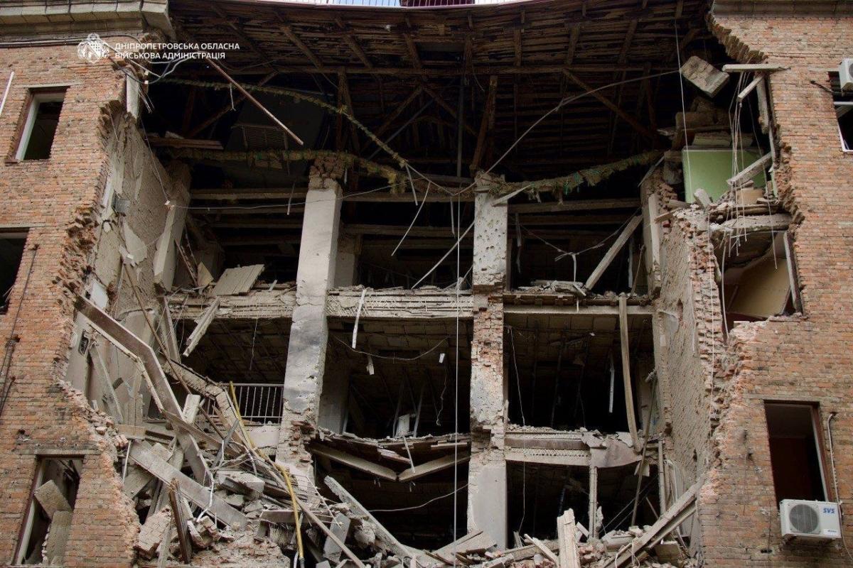 Росіяни повторно вдарили по Дніпру: є загиблий і поранені (фото)