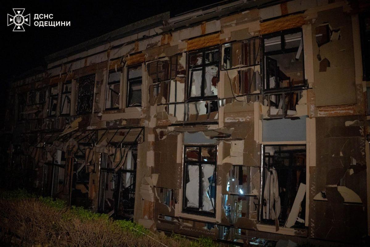 Росія ударила по Одесі: розбиті будинки, готель та фунікулер, серед  поранених є діти (фото)