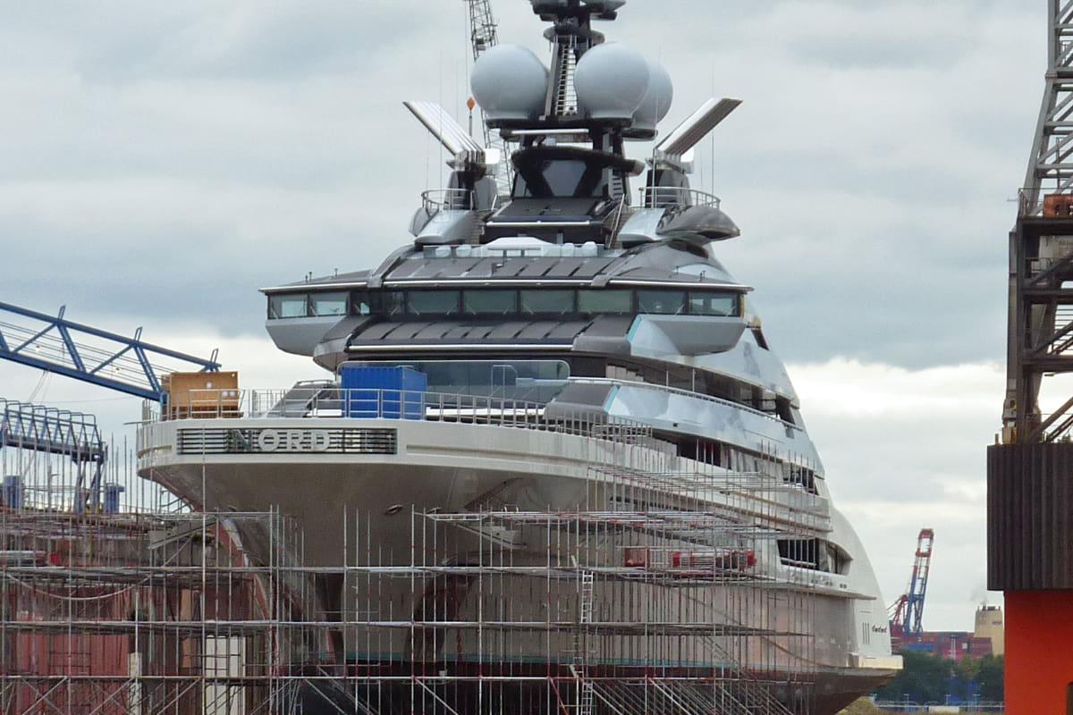 Иран пропустил через Ормузский пролив яхту богатейшего российского олигарха – СМИ