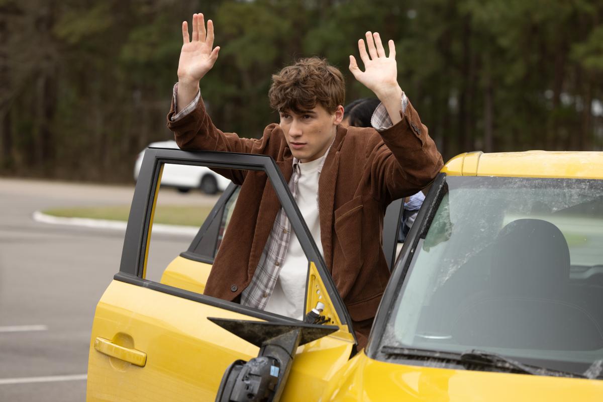 Вышел трейлер молодежной комедии 'Супер Драйвер' со звездой 'Белого лотоса'