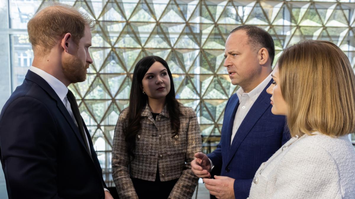 Принц Гаррі отримав пам’ятний подарунок від UPG під час заходів Ігор Нескорених