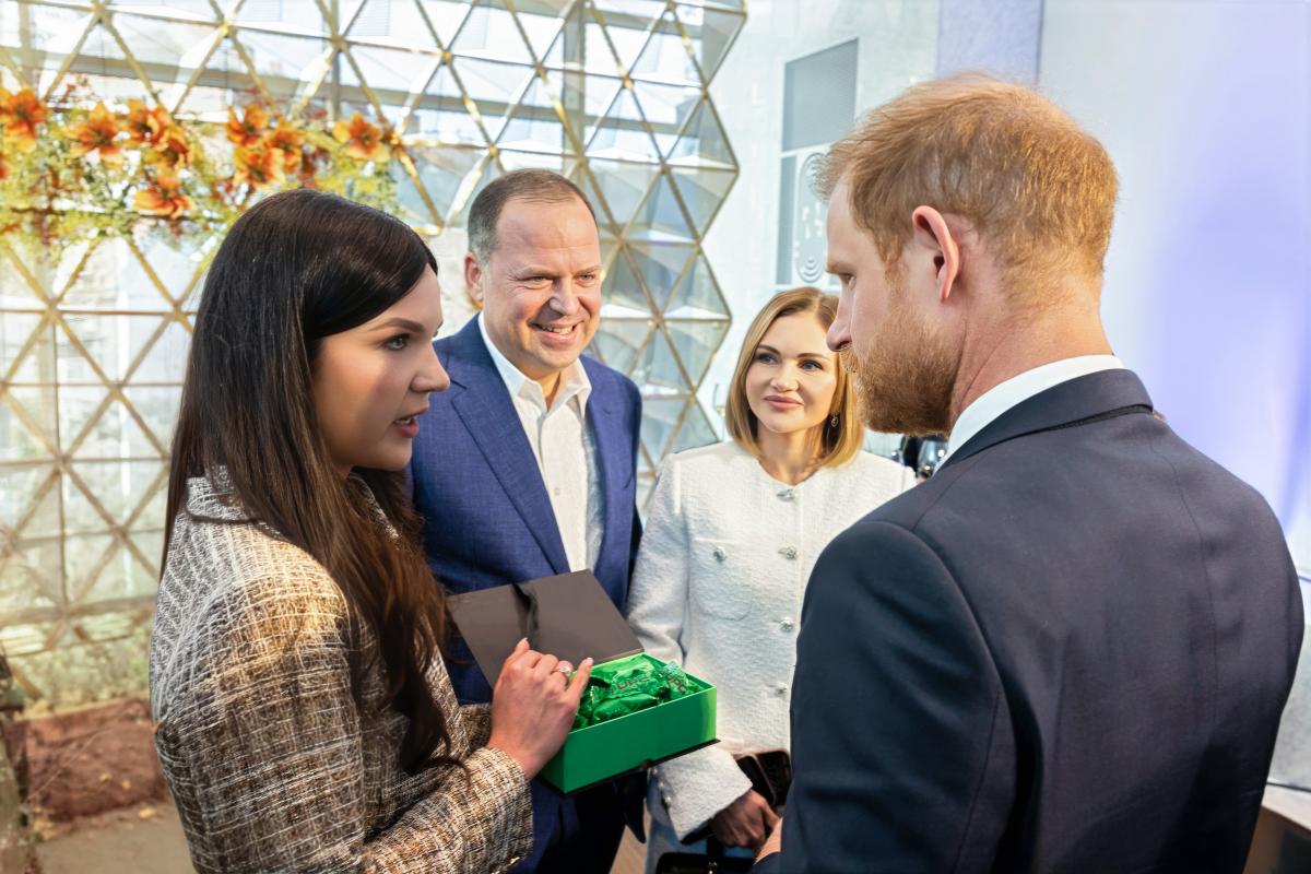 Принц Гаррі отримав пам’ятний подарунок від UPG під час заходів Ігор Нескорених