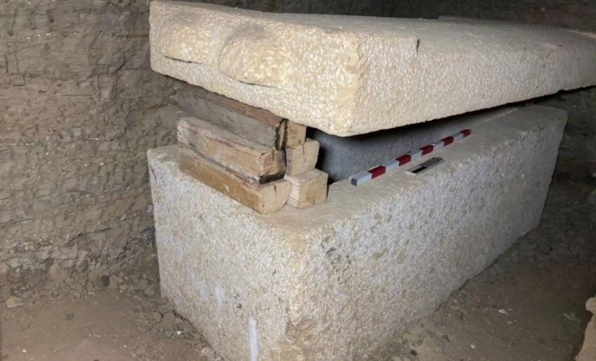 Археологи знайшли на дні шахти запечатану гробницю з покритою золотом мумією (фото)