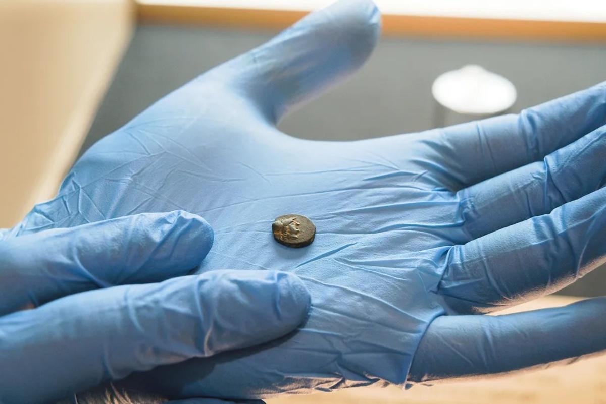 У Берліні школяр випадково знайшов монету з античної Трої: який вона має вигляд