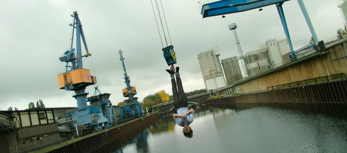 Netflix показал трейлер 2 сезона хитового чернокомедийного сериала 'Убивать осознанно'