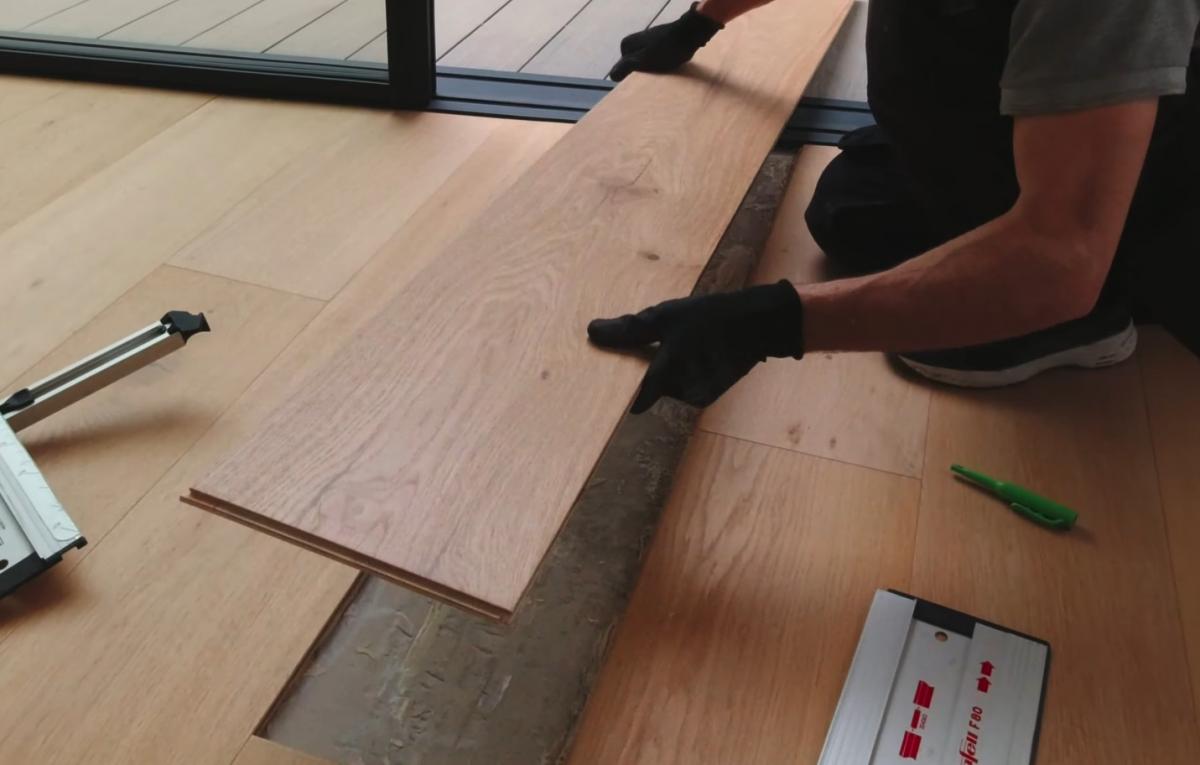 Как спасти вздувшийся паркет с помощью утюга: неожиданный лайфхак