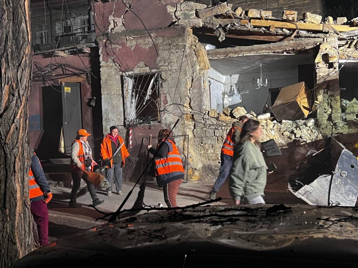 РФ 'засыпала' Одессу дронами: много раненых, повреждены дома, гостиница и десятки авто