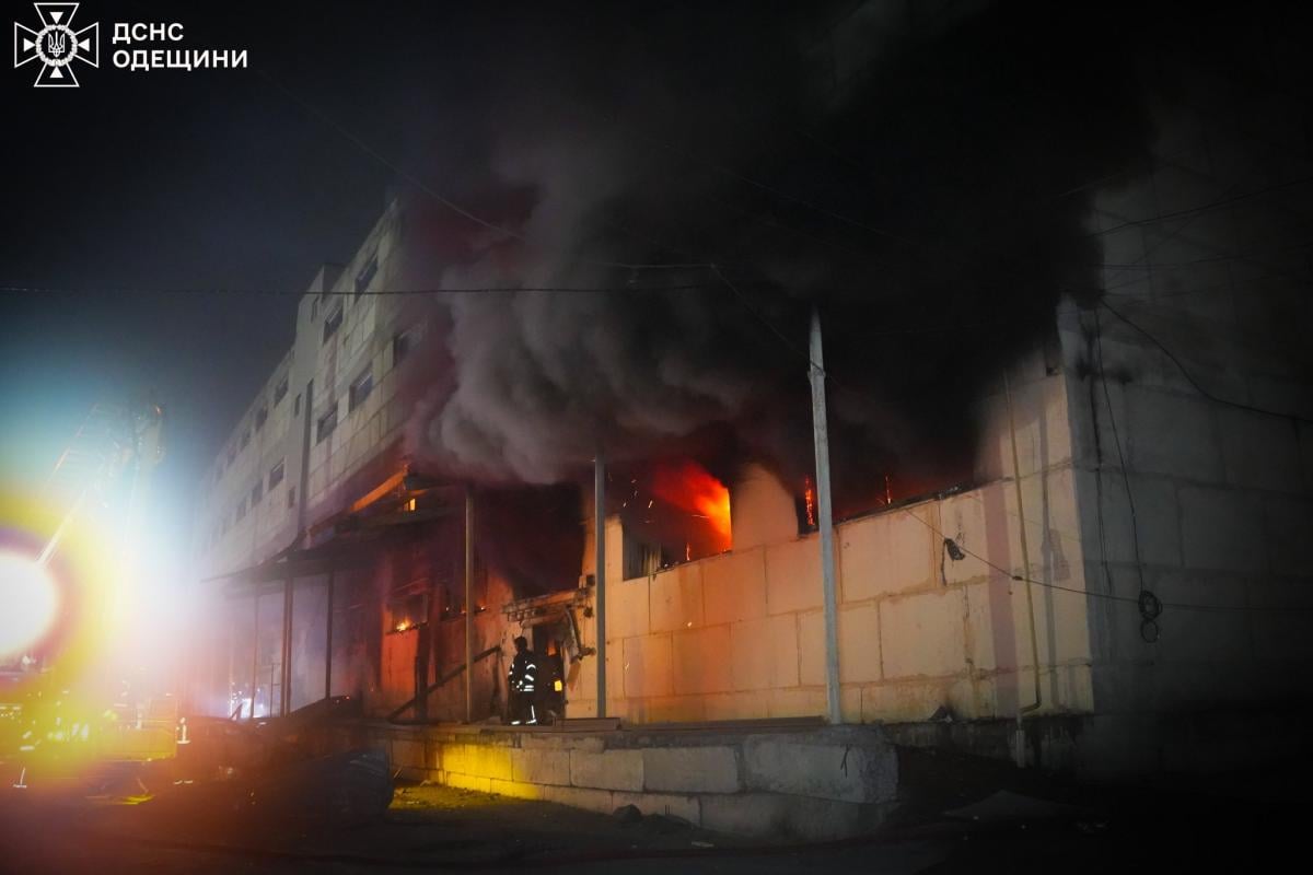 РФ 'засипала' Одесу дронами: багато поранених, пошкоджено будинки, готель та десятки авто