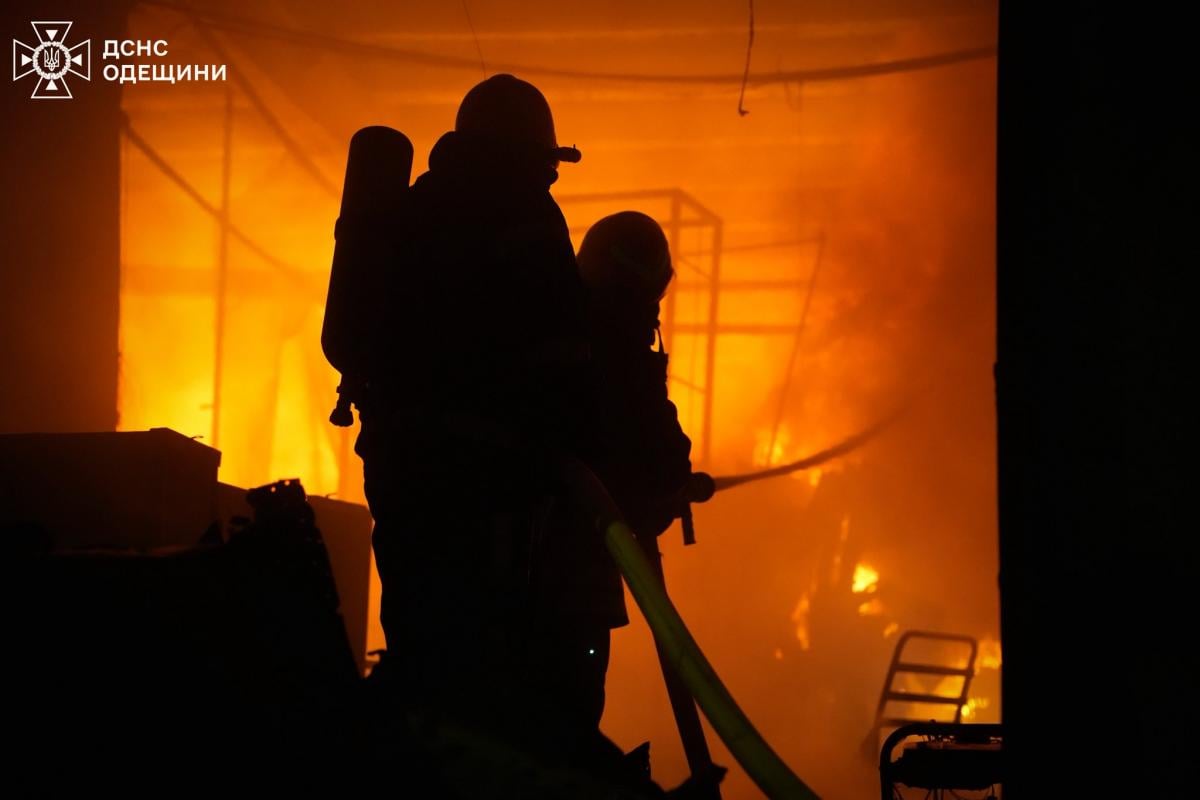 РФ 'засипала' Одесу дронами: багато поранених, пошкоджено будинки, готель та десятки авто