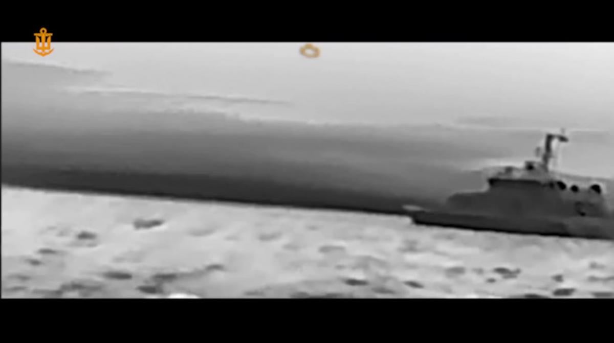 ВМС Украины нанесли удар по катерам РФ, охранявшим Керченский мост (видео)