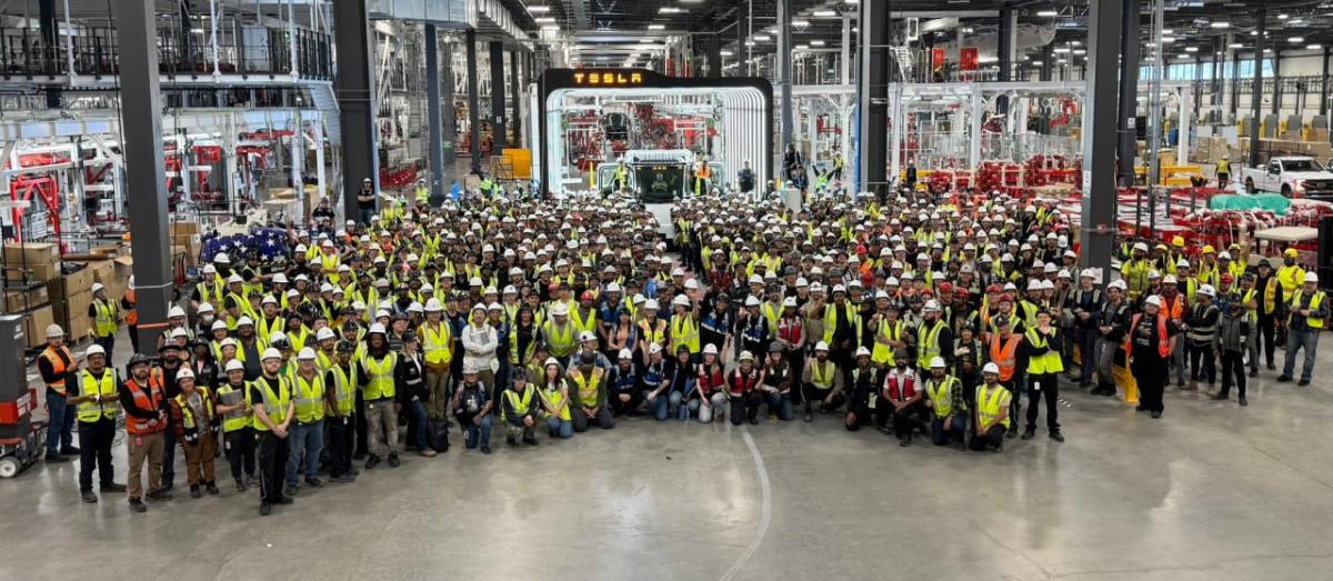 Перша електрична вантажівка Tesla Semi зійшла з конвеєра для серійного виробництва (фото)