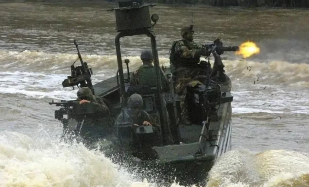 'Дурних не беремо': командир катера пояснив, як в Україні шукають людей у річкову флотилію