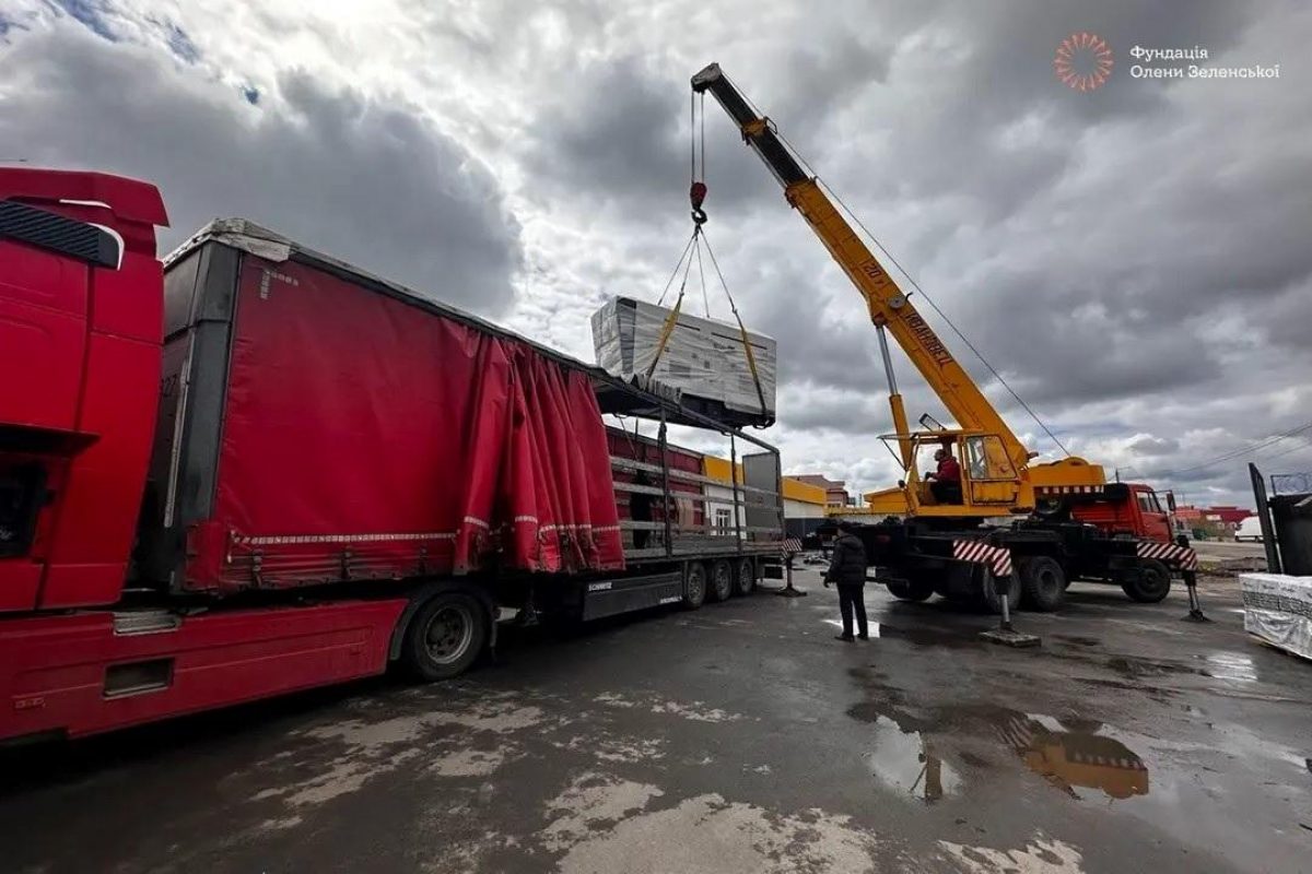 Фундація Олени Зеленської передала 92 генератори для освітніх закладів, лікарень і соціальних установ