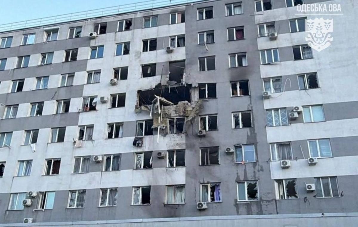 Російський безпілотник влучив у багатоповерхівку в Одесі: є загиблий та поранені