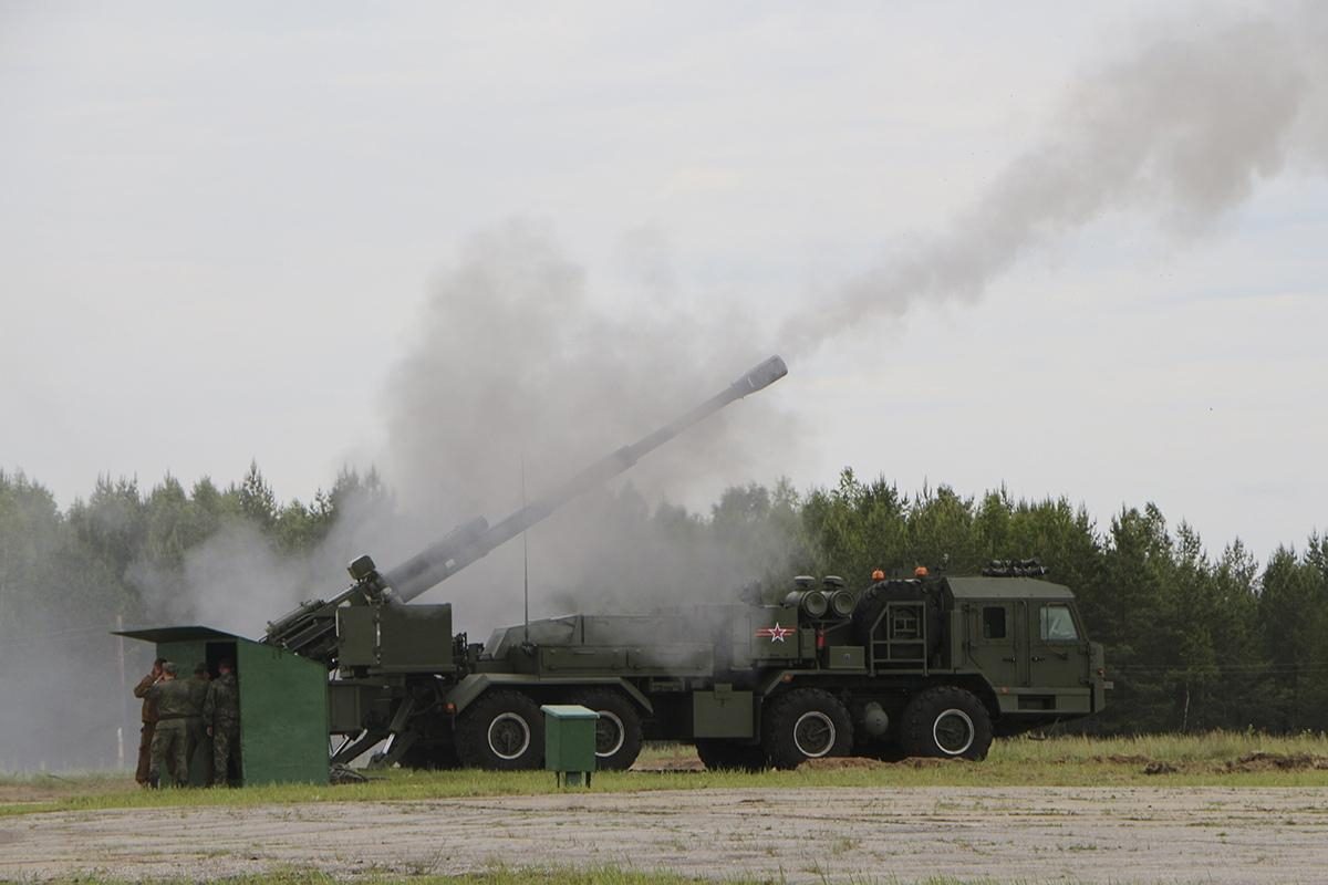 У Росії помітили велику кількість нових САУ "Мальва" та РСЗВ "Ураган-1М" (відео)