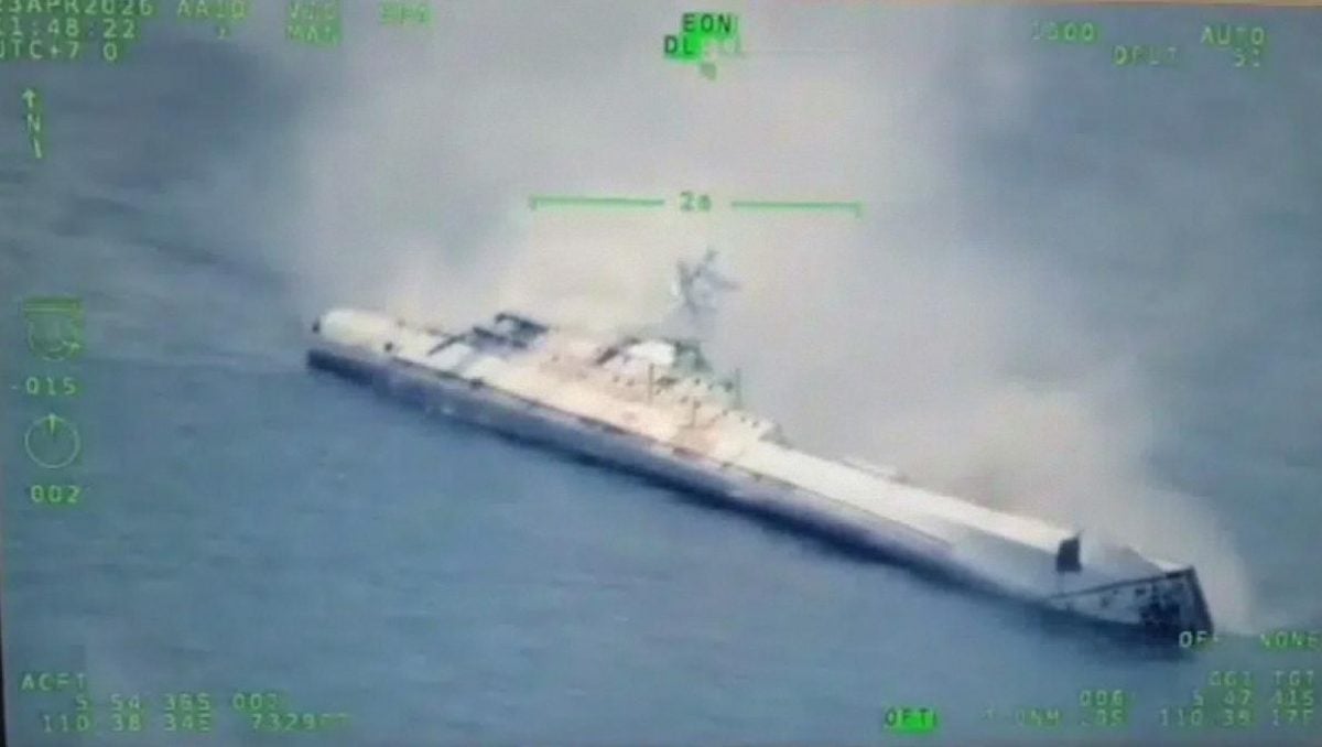 Індонезійські військові топлять корабель: списаний десантник став мішенню для ракет