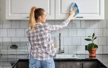 Як позбутися жирного нальоту на кухонних шафах: експерти назвали прості домашні засоби