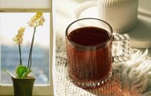 Одна кружка натурального раствора - и орхидея будет цвести постоянно: чем ее удобрить