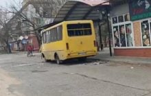 В Херсоне оккупанты сбросили взрывчатку на пассажирский автобус: много раненых