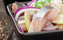 Готую оселедець шматочками у розсолі за 10 хвилин: виходить смачніше за магазинний