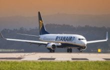 Хаос у небі: п'яний пасажир Ryanair ледь не зірвав посадку літака і потрапив до в'язниці