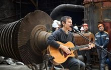 Вакарчук заспівав для енергетиків ДТЕК на одній зі зруйнованих ТЕС після найважчої зими