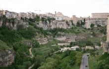 В Іспанії є містечко з будинками, які ніби висять у повітрі: чим ще воно особливе