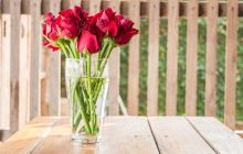 Квіти будуть довше стояти: що додати у вазу, аби букет не зів'яв через тиждень