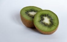 Что будет, если каждый день есть киви, и можно ли употреблять его кожуру: объяснения диетолога