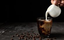 Яке молоко корисніше для кави: знежирене, незбиране чи рослинне