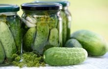 Настоящее домашнее "сокровище": какие полезные свойства имеет рассол из маринованных огурцов