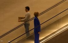 Netflix показал трейлер ромкома "Дамы вперед" с Розамунд Пайк и Сашей Бароном Коэном