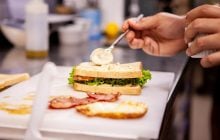 Як довго можна зберігати відкритий майонез: коли викинути треба вже через годину