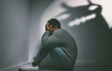 Чому люди бояться темряви: еволюційний біолог розкрив таємницю нашого вічного страху