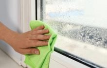 Чому кмітливі господині натирають вікна хлібом: що це дає